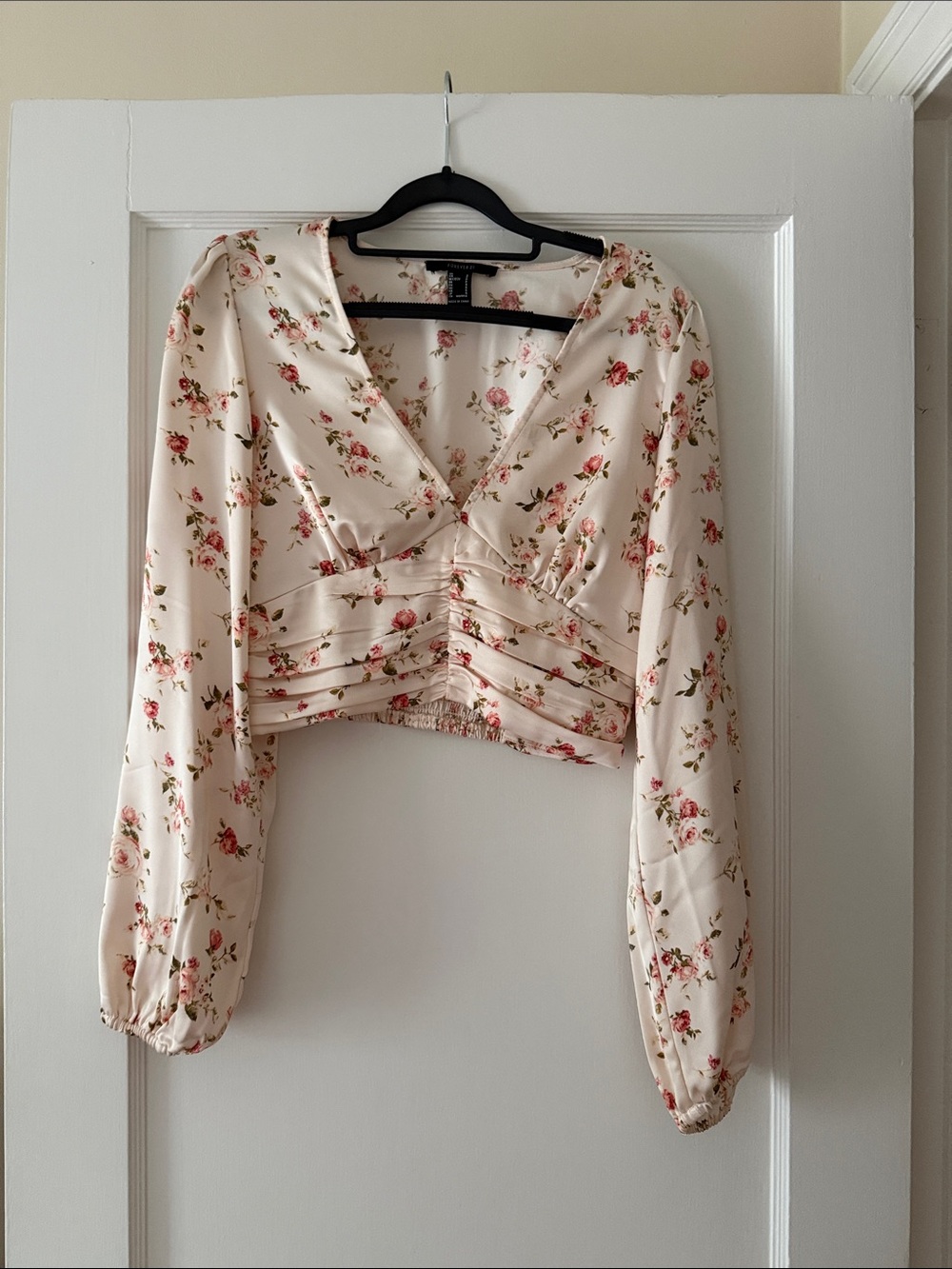 Forever 21 Cream Floral Cropped V-Neck Top - Picture 1 of 3